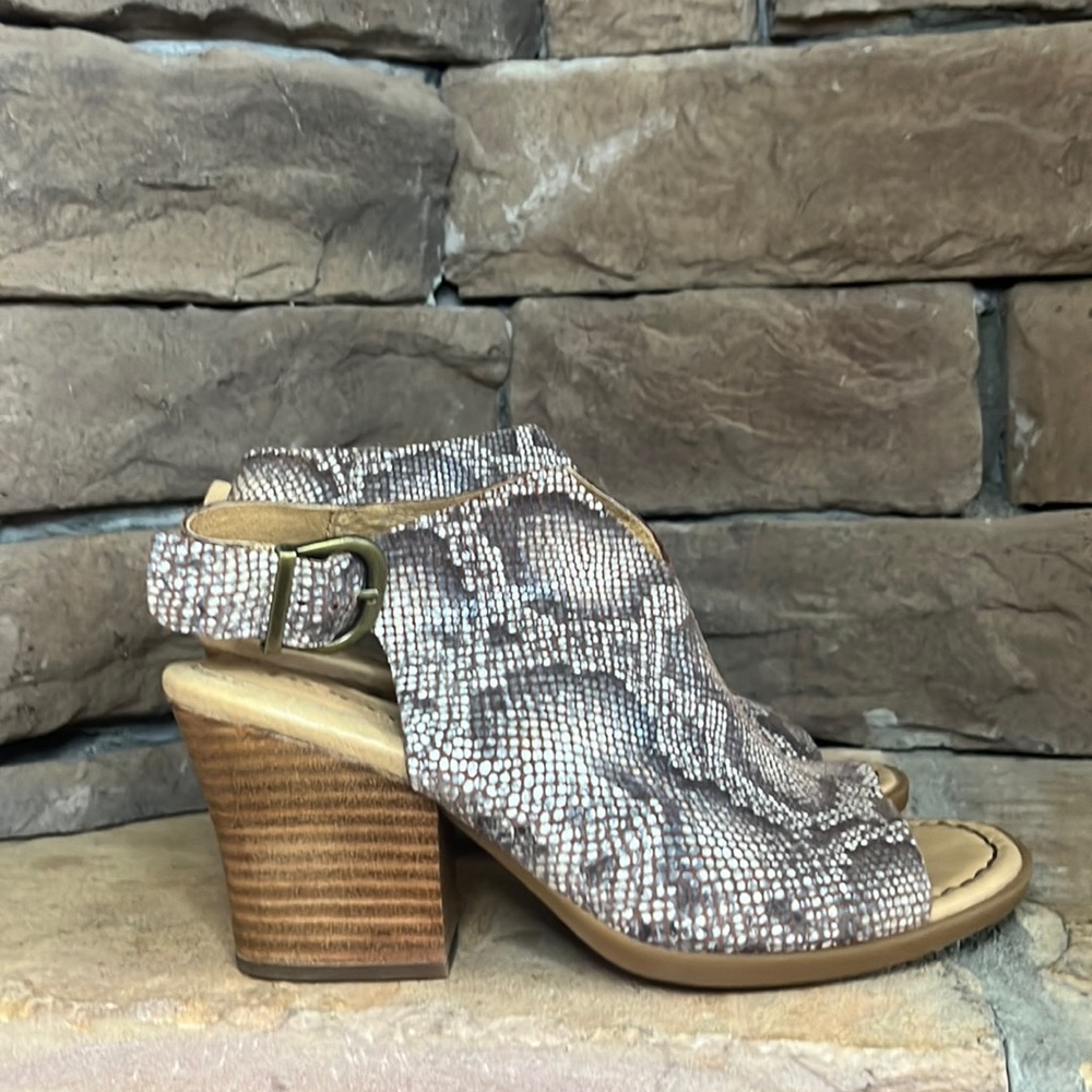 Born Moraine Peep Toe Sandal / Snake Print / SZ 7